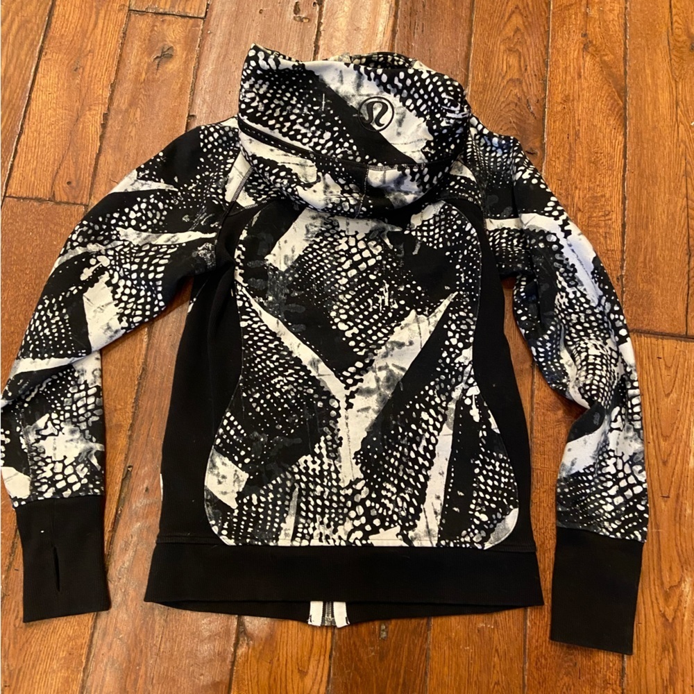 Lululemon Hoodie Great Condition - Picture 3 of 6
